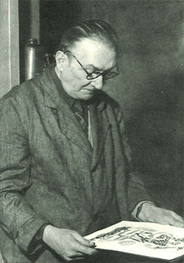 Roger Lacourière examinant un tirage. Source: article de l'Illustration. 1953.